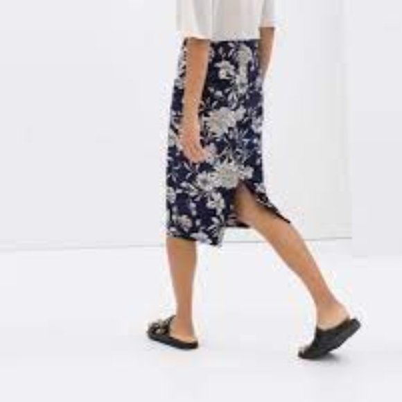 Zara Floral Navy and White Satin Pencil Skirt - Picture 2 of 10